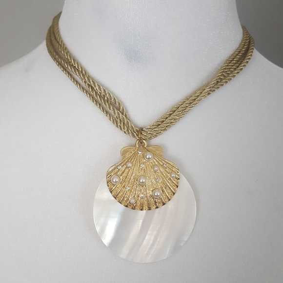 Seashell Pendant Necklace - Picture 1 of 5